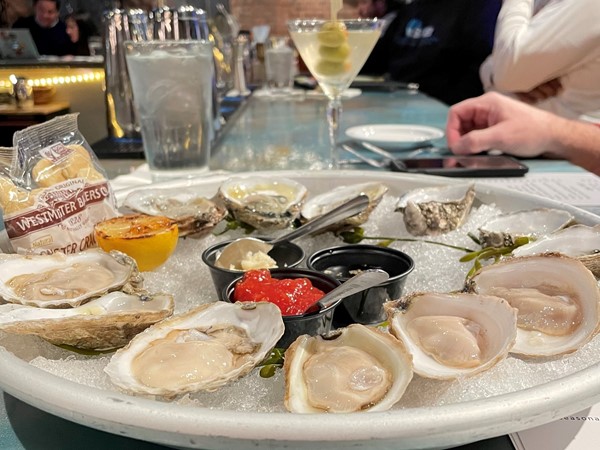 美味的牡蛎供应在洛可可餐厅 & 酒吧