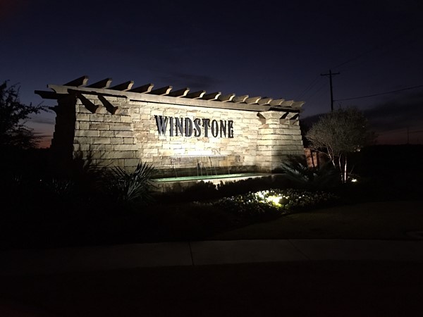 WIndstone有一个美丽的石头和瀑布入口，是一个封闭的社区