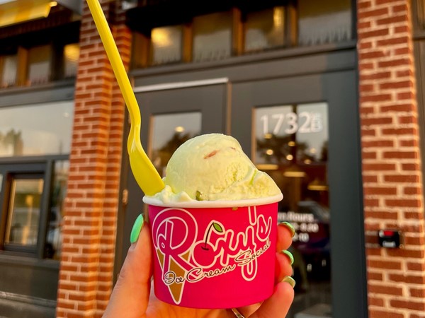 罗克西冰淇淋店供应时令口味的冰淇淋，都是店内手工制作的
