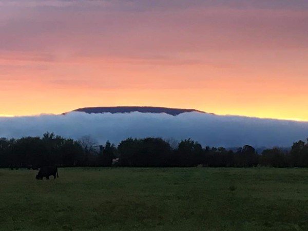 看看这张云层覆盖的照片，看看世界上最高的山——卡瓦纳尔山