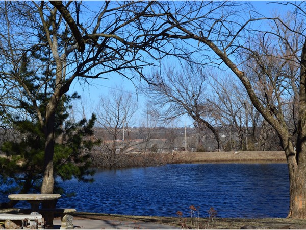 这个美丽的池塘是东北斯蒂尔沃特塔公园的众多特色之一