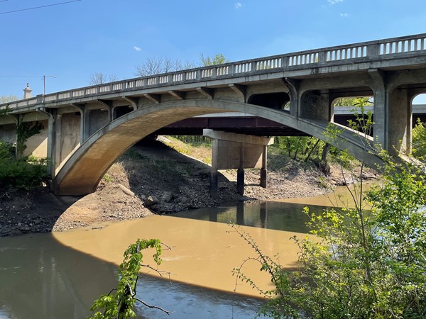 在俄克拉何马州，科文顿公园纪念桥风格的桥梁已经很少了
