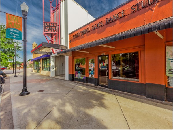 抒情广场是俄克拉何马州首屈一指的剧院公司，位于广场区第16街
