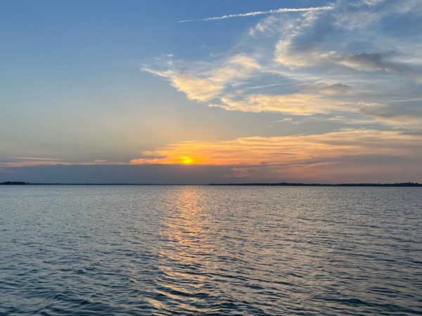 观看西OK日落的最佳地点是在水上 