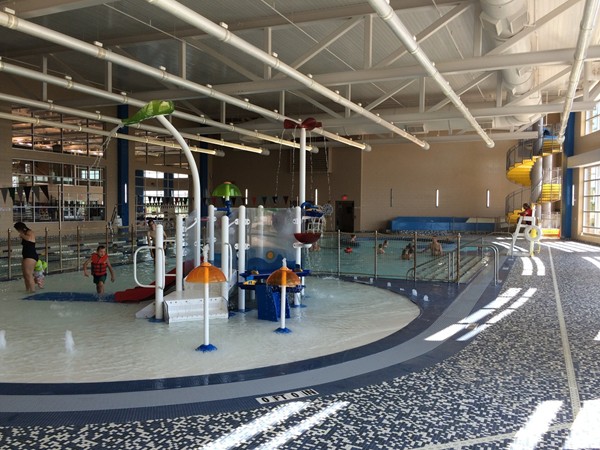 一个伟大的室内游泳池游乐区是新的基督教青年会在米奇公园的另一个特点 
