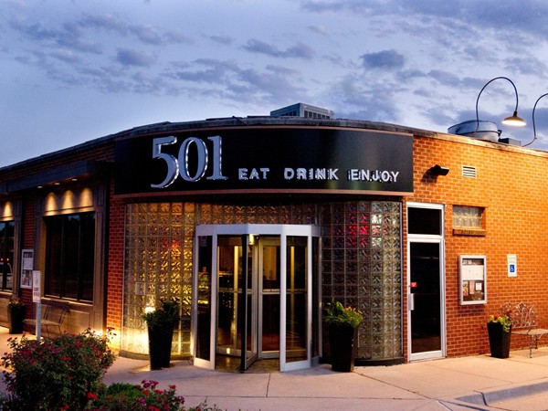 我最喜欢的一个吃饭的地方是埃德蒙折衷的501咖啡馆. 位于林荫大道和第九大道.