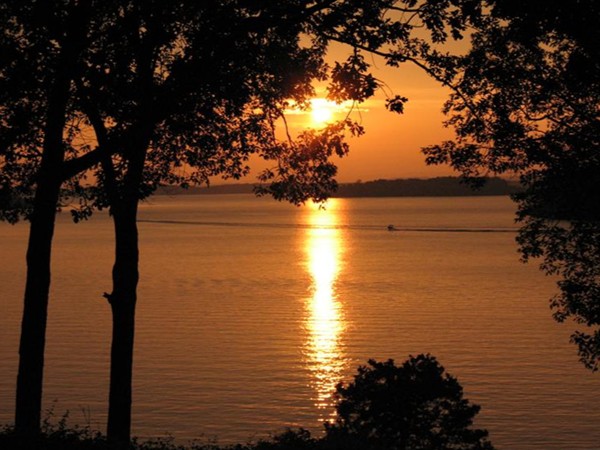 Stunning sunset on Greers Ferry Lake - Heber Springs