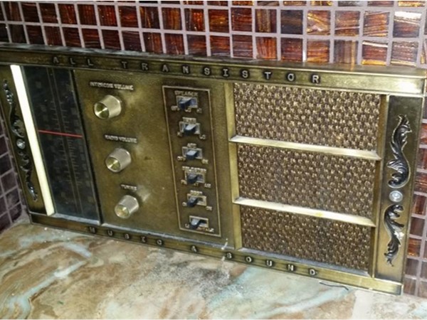Vintage wall radio! How fun is this jewel 