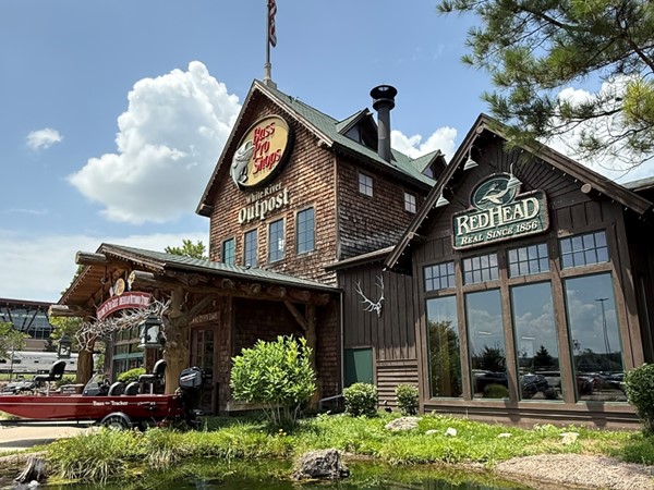 Bass Pro Shops alongside Lake Taneycomo in Branson