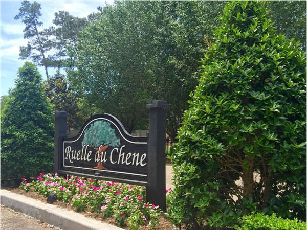 The well manicured entrance to Ruelle Du Chene in Madisonville