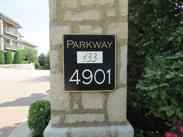 Entrance marker to Parkway 123