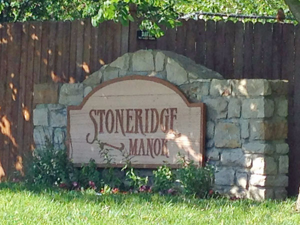Stoneridge Manor: Quick access to Shawnee Mission Park, Ad Astra Park & the Aquatic Center.