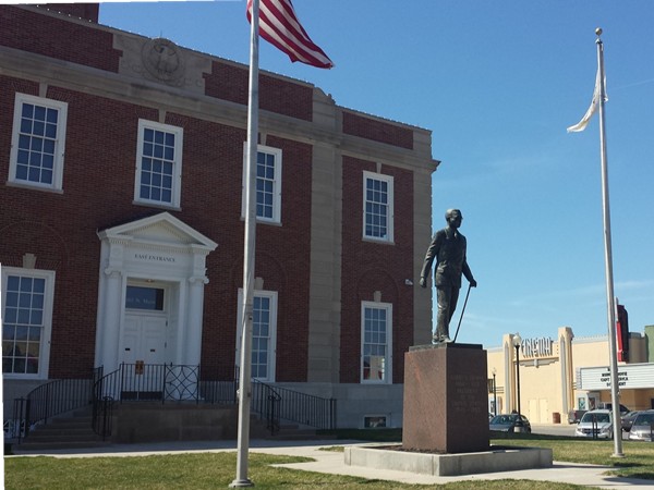 East view of Historic Jackson County Courthouse with statue of Harry Truman