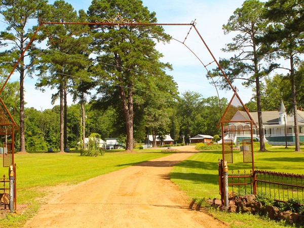 Located in Farmerville, the Edgewood Plantation is a beautiful bed and breakfast