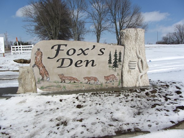 Entrance sign at Fox's Den in Peculiar