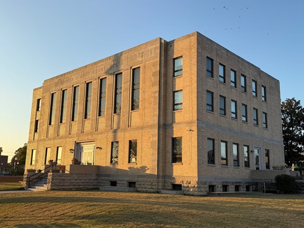 Baxter County Courthouse in the center of the square 