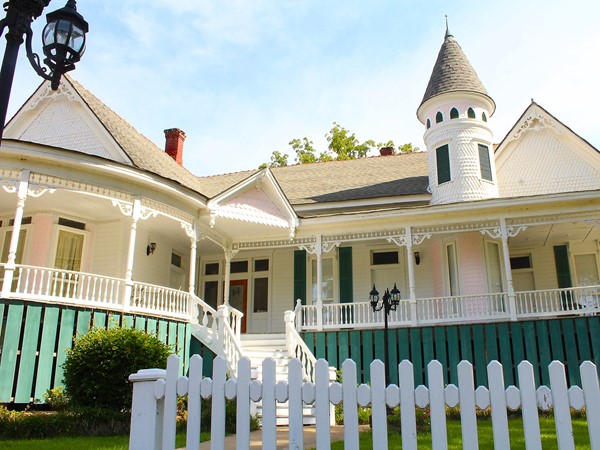 Built in 1902, Edgewood Plantation is a popular B&B that is considered the newest old place in town