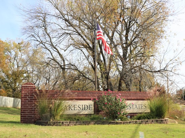 Lakeside Estates has the neighborhood flag up today! This is great established neighborhood 
