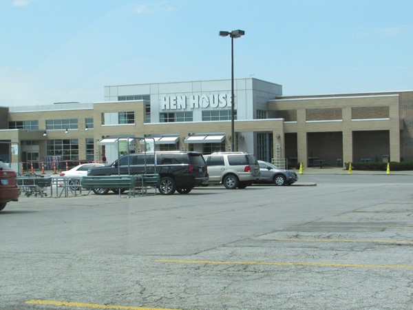 The Hen House grocery store is just a short walk away