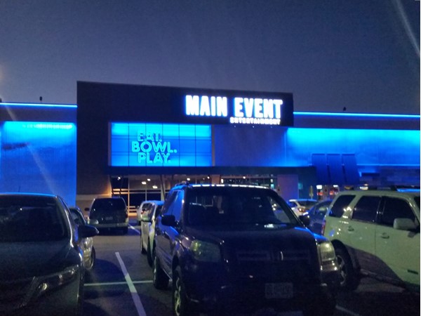 Eat, bowl and play at the Main Event in Independence