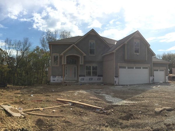 New construction taking place in Seven Bridges. Wonderful new fourth phase with wooded backdrop