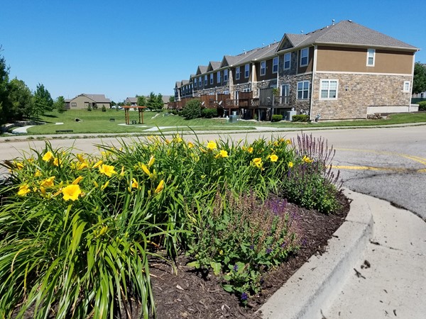 Picnic area and trail at Rock Creek Townhomes in Overland Park