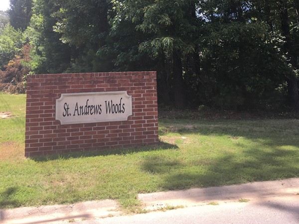 St. Andrews Woods has easy access to Alcoa Rd and many shops and restaurants in Benton 
