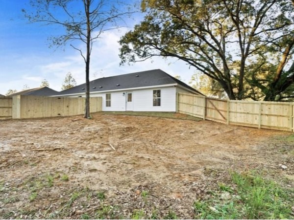 New duplexes in Petal with 3 bed and 2 baths with a fenced in backyard! Perfect for pet owners 