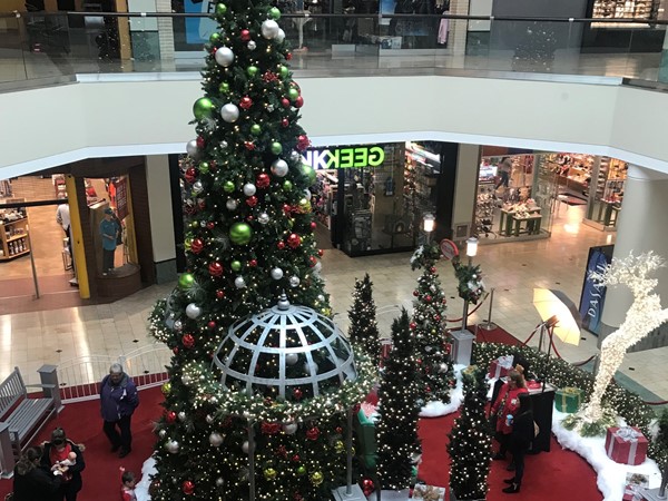 It’s Christmas time in Tulsa! Woodland Hills Mall has decked the halls