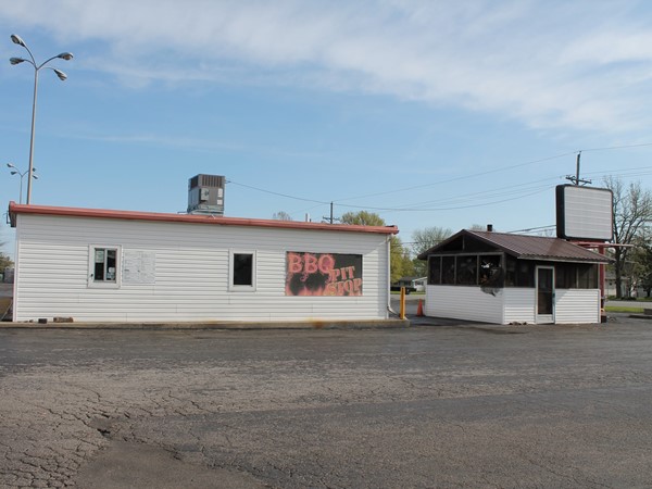 BBQ Pit Stop offers quick service and great BBQ! Located at 1022 Thompson Blvd in Sedalia