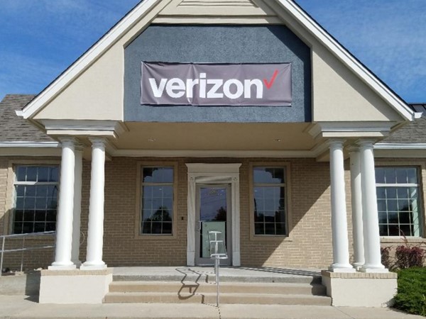 Verizon Wireless store located next to Wells Bank