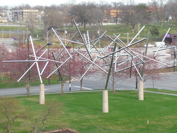 "Triple Crown" by sculptor Kenneth Snelson is located near Crown Center