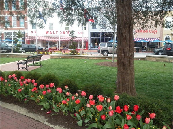 Charming spot on downtown Bentonville Square for Farmers Market on Saturdays April - October