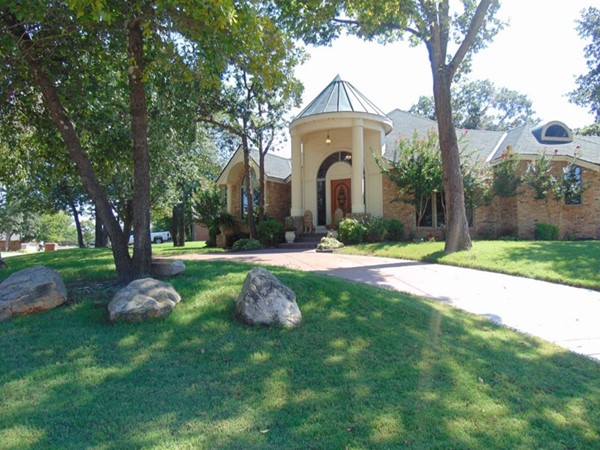 Beatiful home available in the lavish Enchanted Forest addition in Shawnee