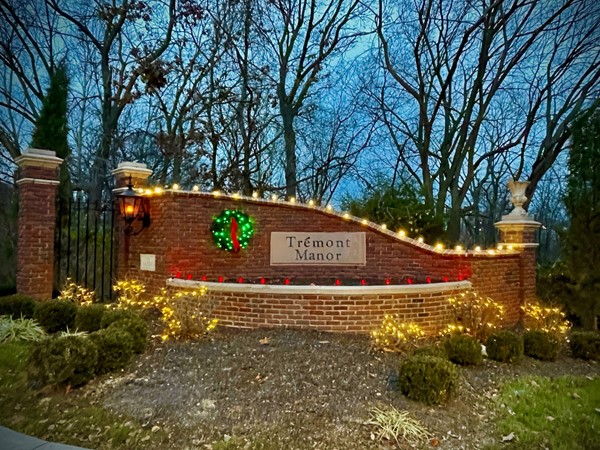 Tremont Entry Marker at Christmas