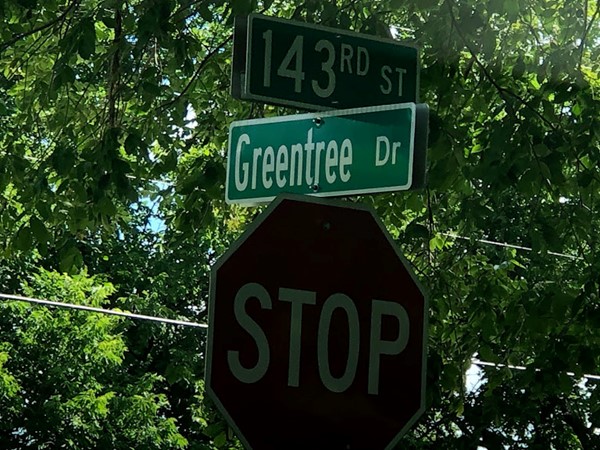 Street sign in Greentree
