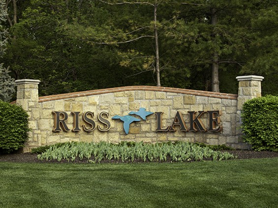 Front entrance to Riss Lake