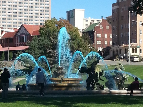 Fountains are flowing Royal Blue