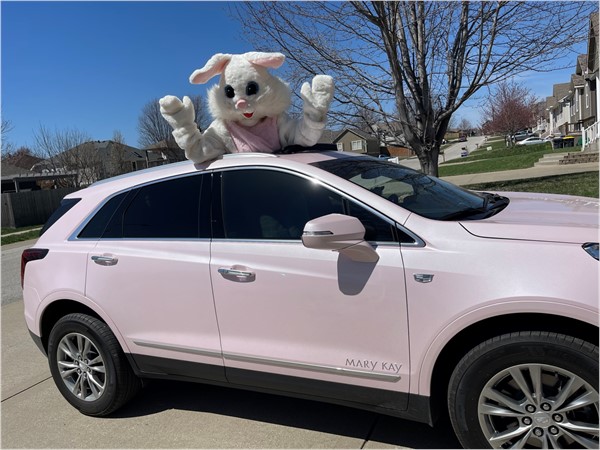 Easter Bunny making it’s rounds in Grain Valley to a few neighborhoods! How adorable is this?