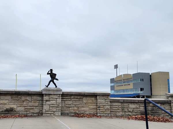 "Ichabod", the Washburn University mascot 