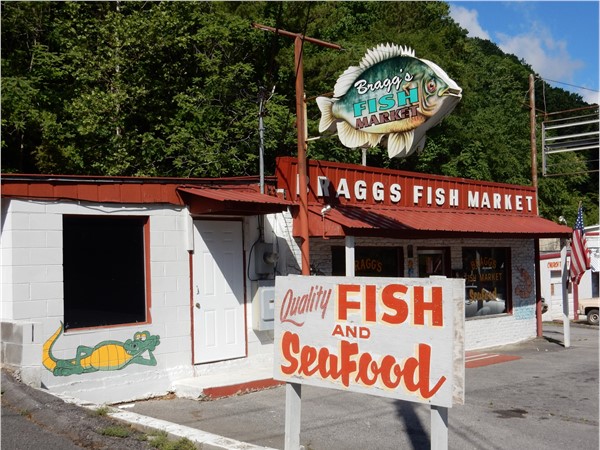 Bragg's Fish Market, 1625 Henery St. - serving Guntersville community since 1962