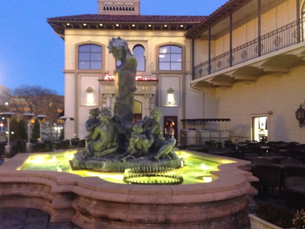 The fountain in front of The Cheesecake Factory