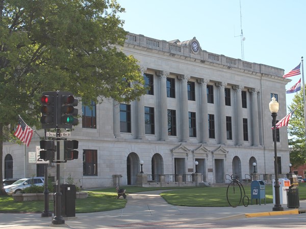 The Pettis County Courthouse is located at 415 S Ohio in Sedalia, MO