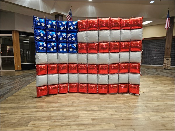 Patriotic balloon display at the mall made the 4th of July shopping trip a little more festive!