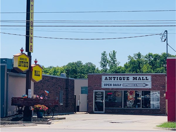 Missouri Boulevard Antique Mall - Two large floors of treasures, more than you can dream......