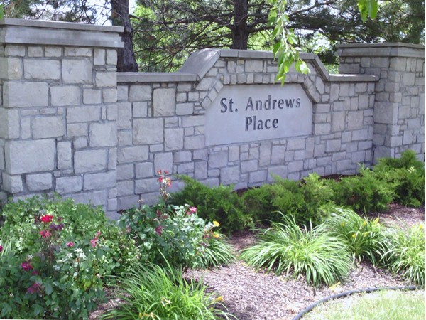 St Andrews Place entry monument
