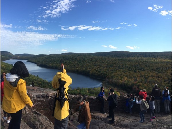 Lake of the Clouds attracts color-seeking fans