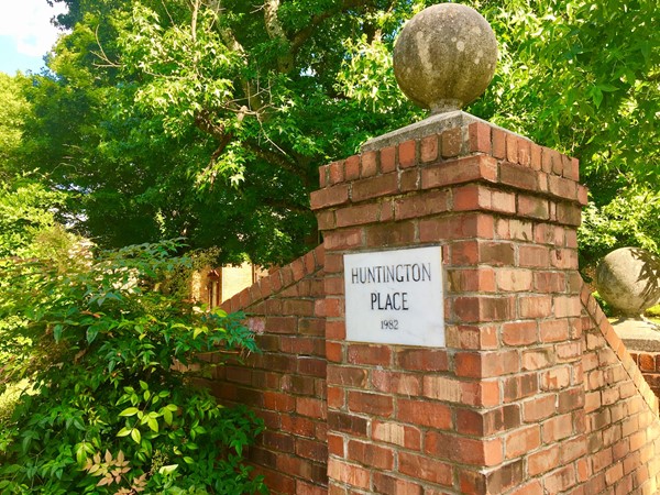 Entrance to Huntington Place on Four Mile Post Road