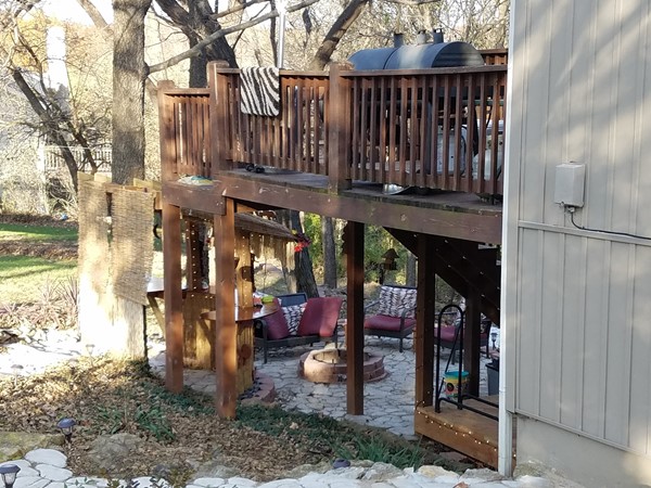This backyard tiki bar and patio looks so cozy