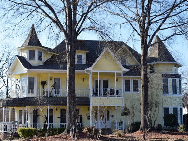Lakewood covers a vast portion of North Little Rock and includes a variety of home styles